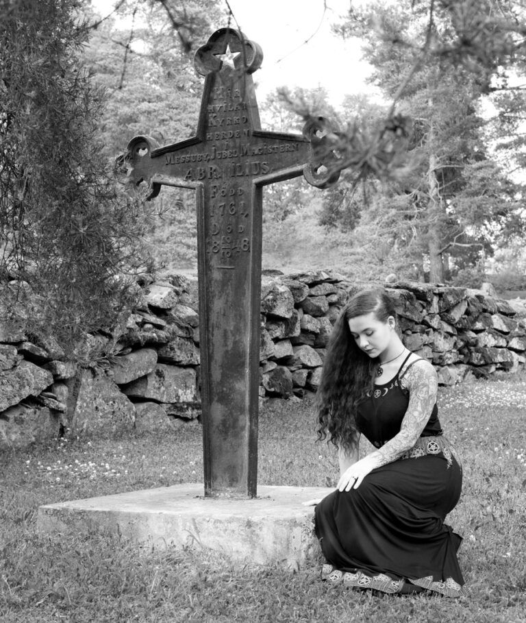 Leena-Maija Lindqvist - At-the-foot-of-the-tomb